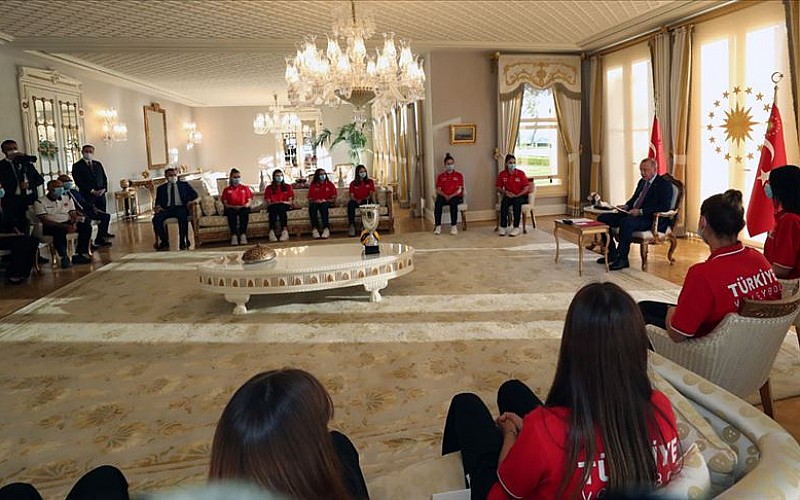 Cumhurbaşkanı Erdoğan, Türkiye 19 Yaş Altı Kız Voleybol Milli Takımı'nı kabul etti