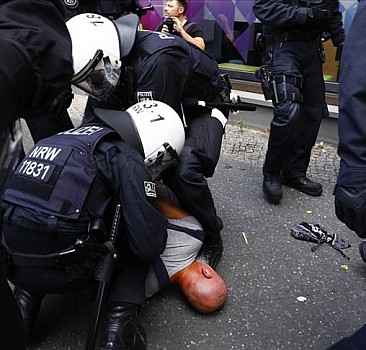 Almanya’da düzenlenen protestoda polis ile göstericiler arasında arbede çıktı