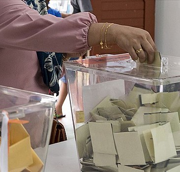 Malezya'da iktidar koalisyonu kritik önem taşıyan eyalet seçimlerini kazandı