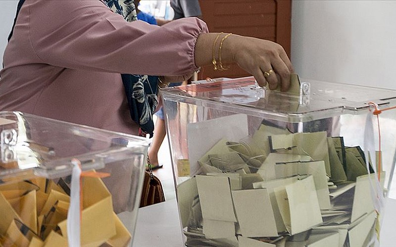 Malezya'da iktidar koalisyonu kritik önem taşıyan eyalet seçimlerini kazandı