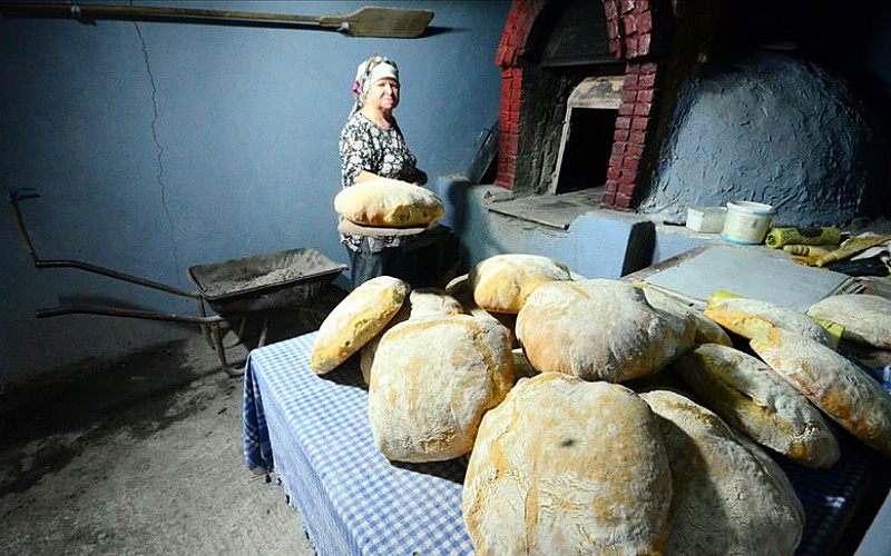 Köy ekmeği Ayten teyzenin elinde lezzet buluyor