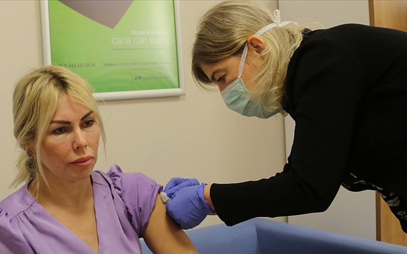 Kovid-19 aşısının 2. dozu yapılan Prof. Dr. Özlenen Özkan: Kendimi gayet dinç hissediyorum