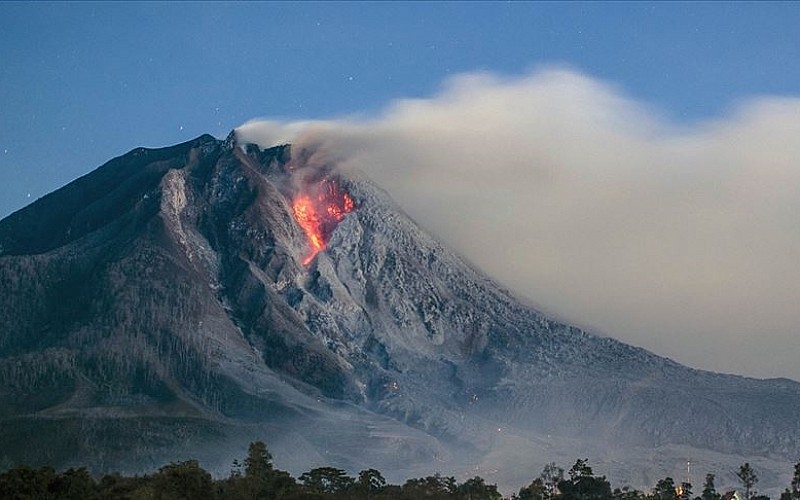 Endonezya'da Ili Lewotolok Yanardağı'nda son 24 saatte 2 patlama oldu